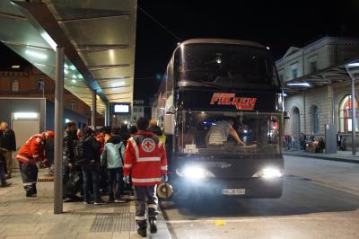 Am Abend kamen erneut etwa 300 Fluechtlinge in Esslingen an